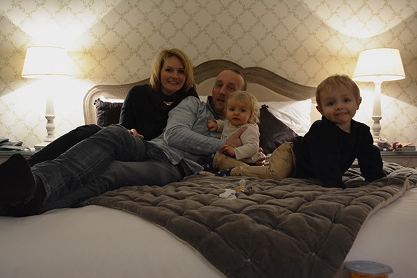 Saint-Valentin en famille, famille assise sur le lit avec les 2 enfants.