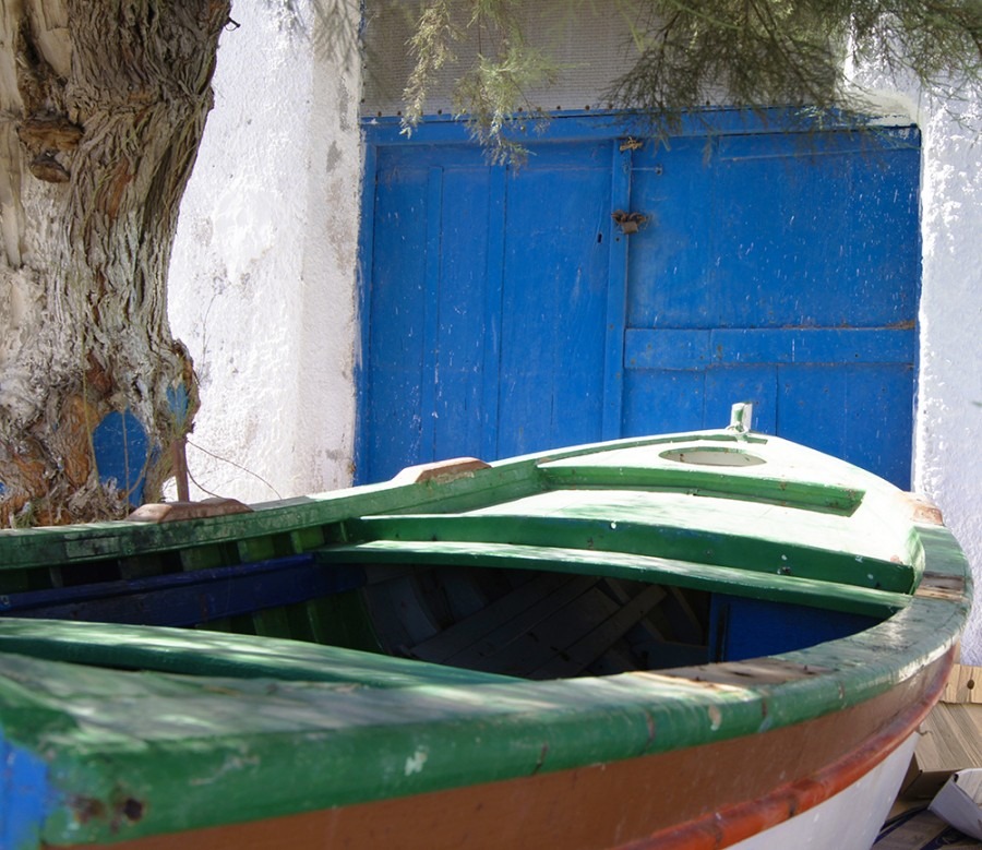 Bateau colorée au port de