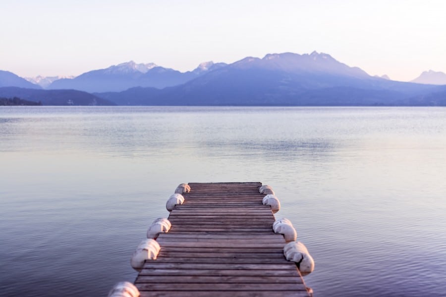 hébergement annecy - ponton donnant sur le lac