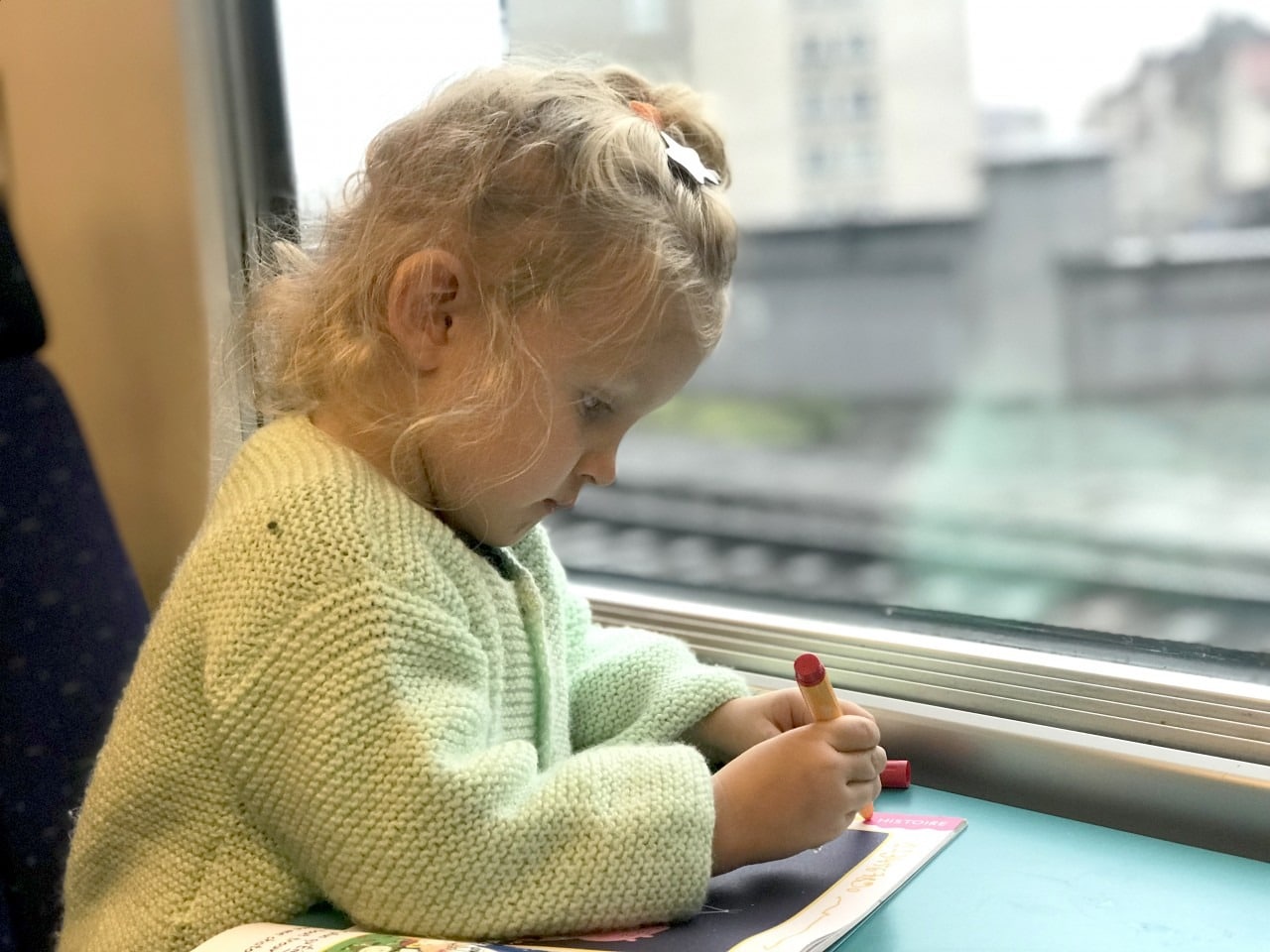 occuper enfant dans le train - Comment voyager léger avec des enfants ? mes astuces pour optimiser vos bagages