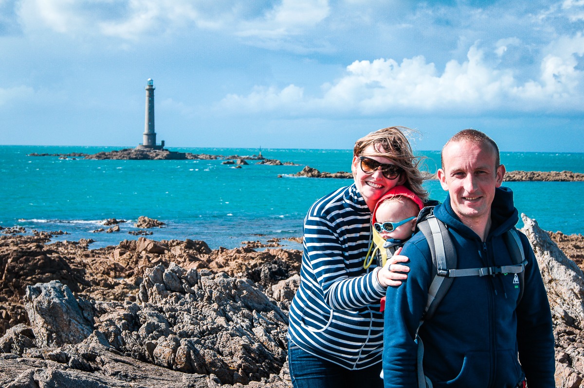 famille devant le phare du nez de jobourg