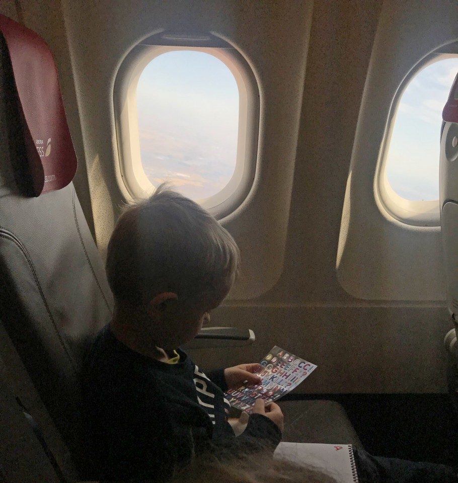 occuper son enfant dans l'avion avec des stickers