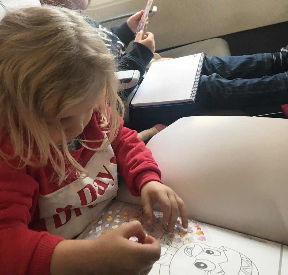 occuper son enfant dans l'avion coloriage