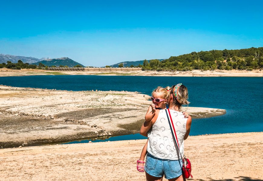 mere et fille au lac en espagne