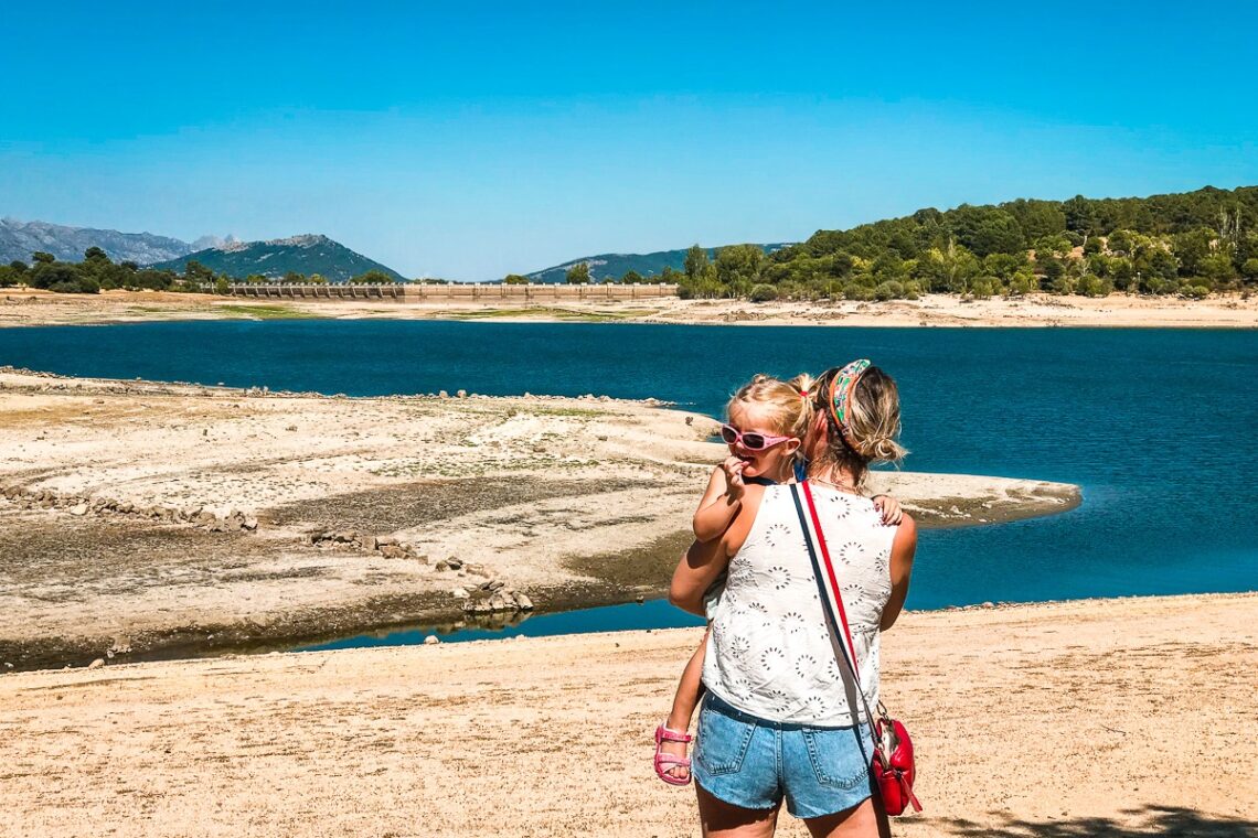 mere et fille au lac en espagne