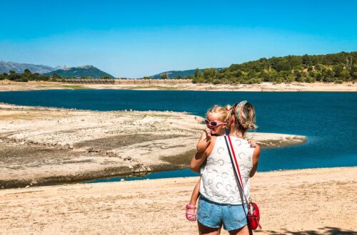 mere et fille au lac en espagne