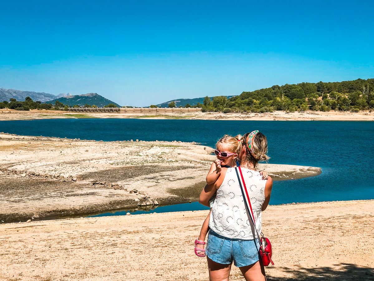 mere et fille au lac en espagne