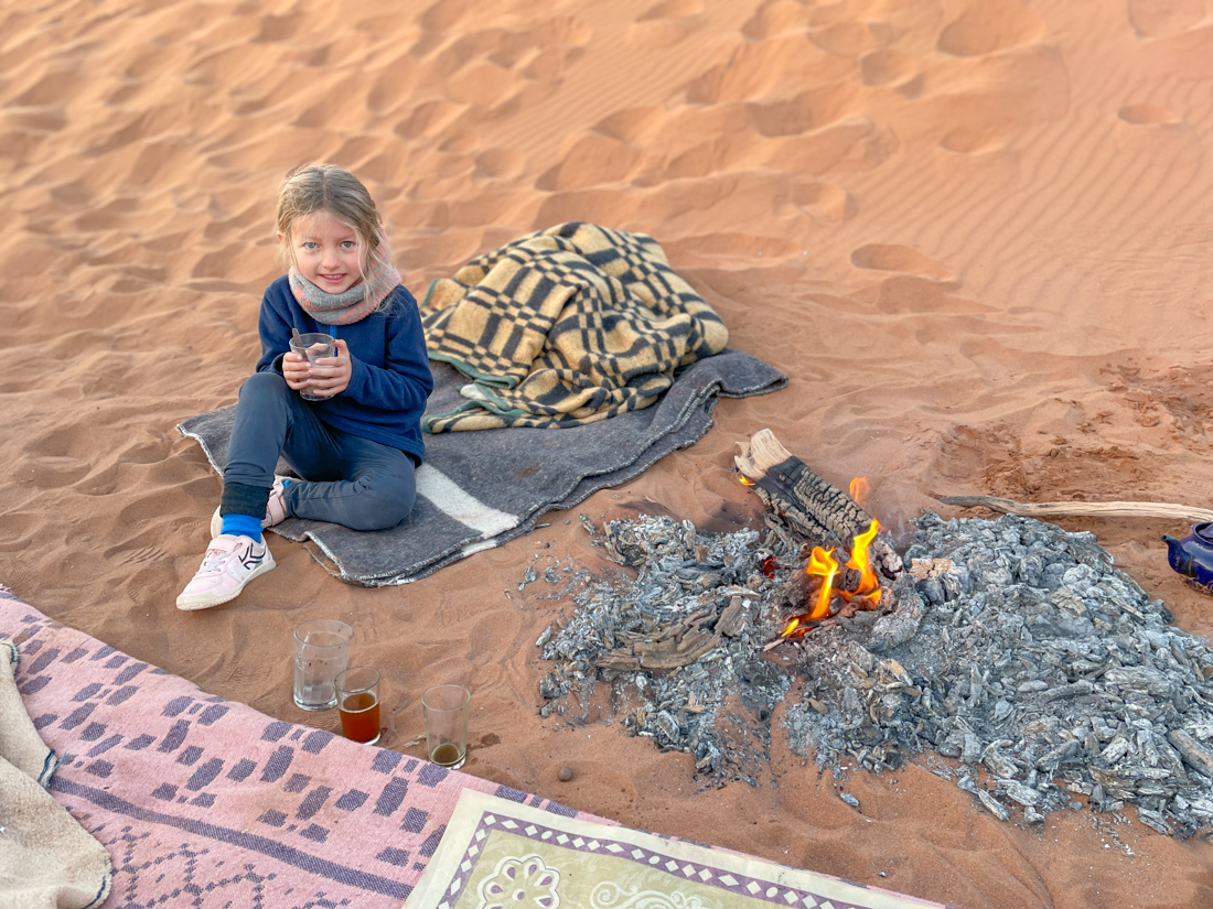 Petit déjeuner auprès du feu dans le désert