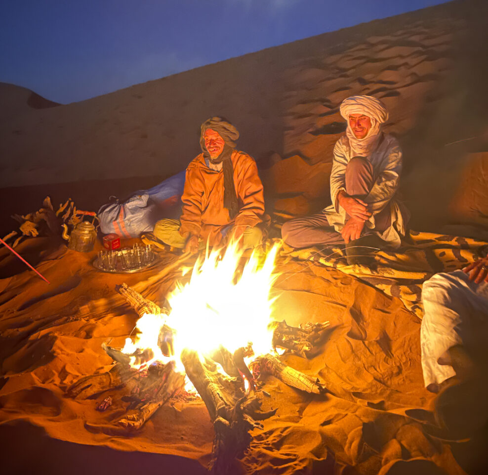 soirée feu de camp dans le désert
