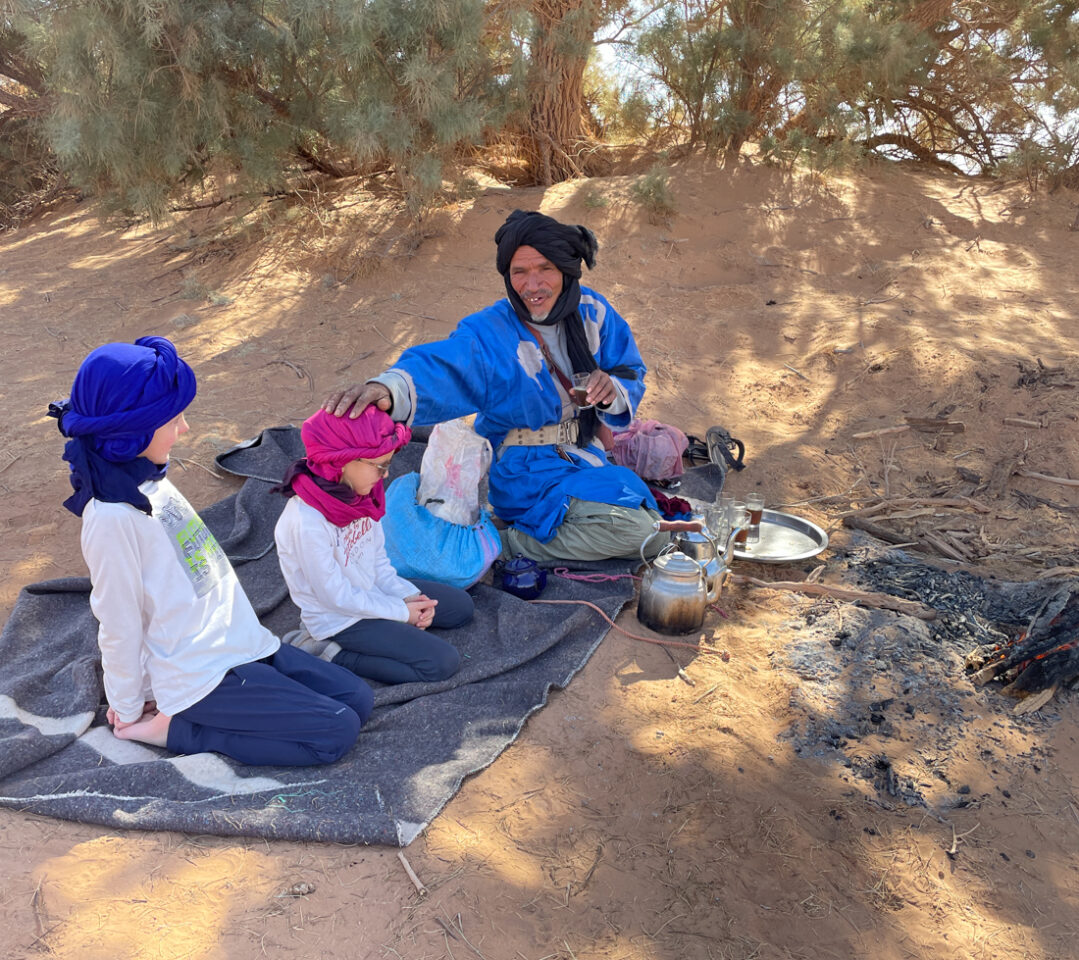 trek desert marocain en famille prendre le thé