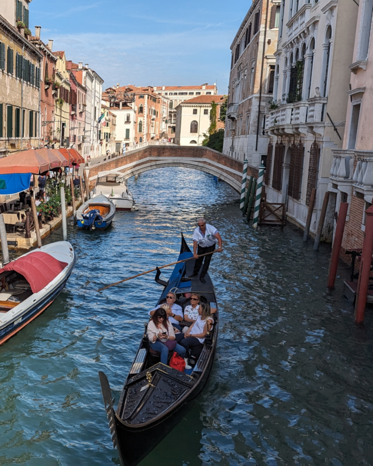 Visiter Venise le temps d'un week-end - canal et gondole