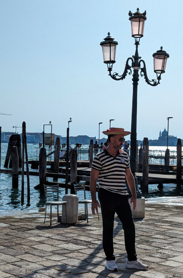 Visiter Venise le temps d'un week-end - gondolier